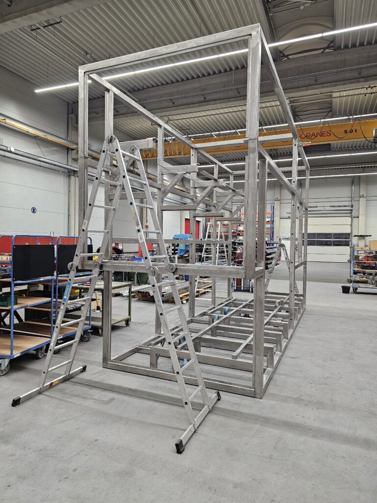 Konstrukcja stalowa wykonana przez WeldMetal na hali produkcyjnej